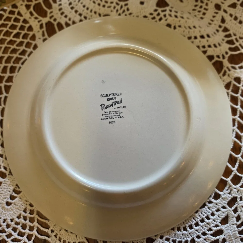 Set 8 Vintage METLOX Poppytrail Sculptured Daisy Dinner Plates 10.5